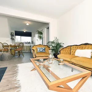Sunny Seaside Sanctuary - Two Bedroom Brighton